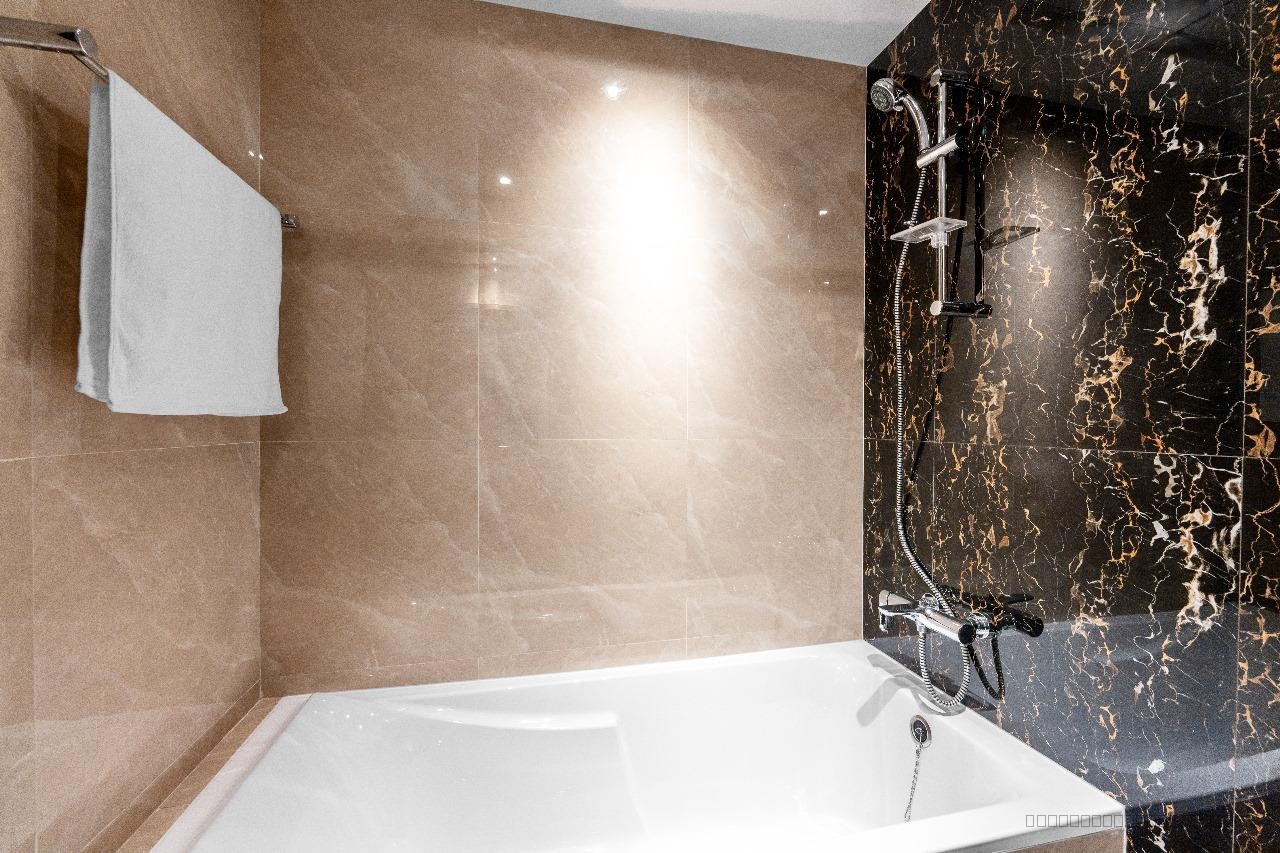 PREMIUM-STYLISH DOWNTOWN STAY - 10