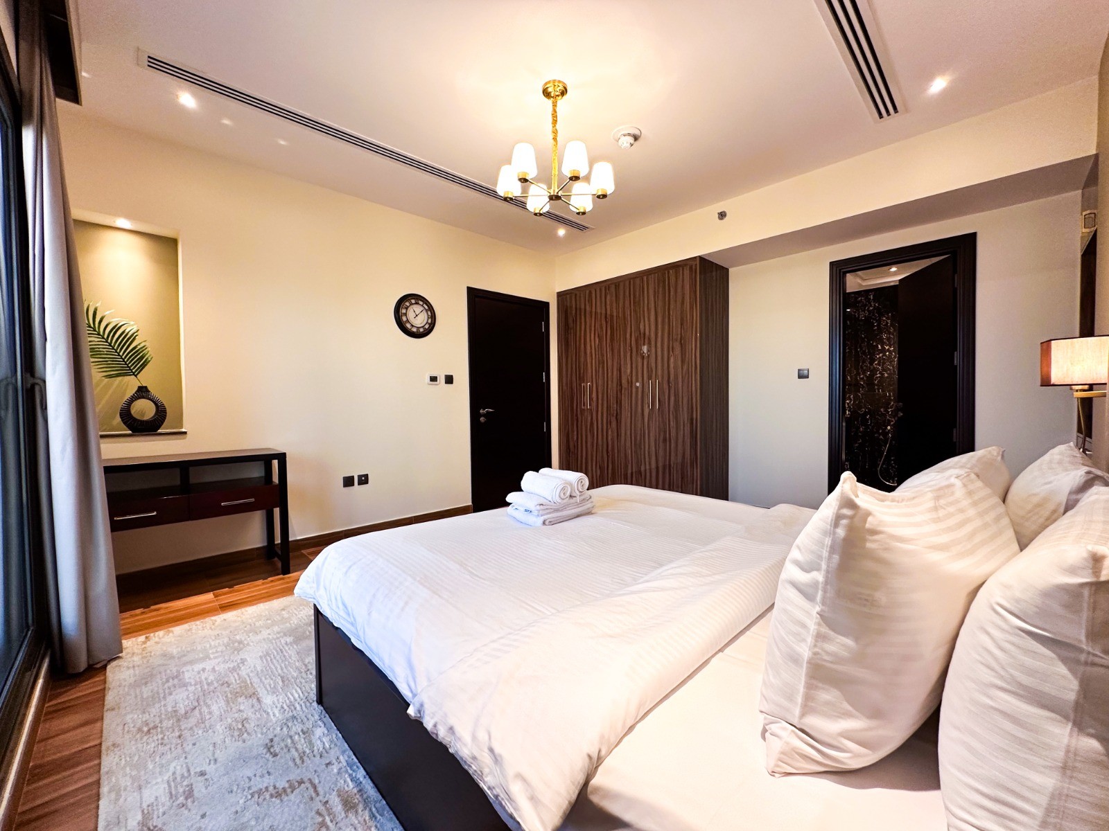Prime 2BR with Burj Khalifa & Dubai Canal View - 4
