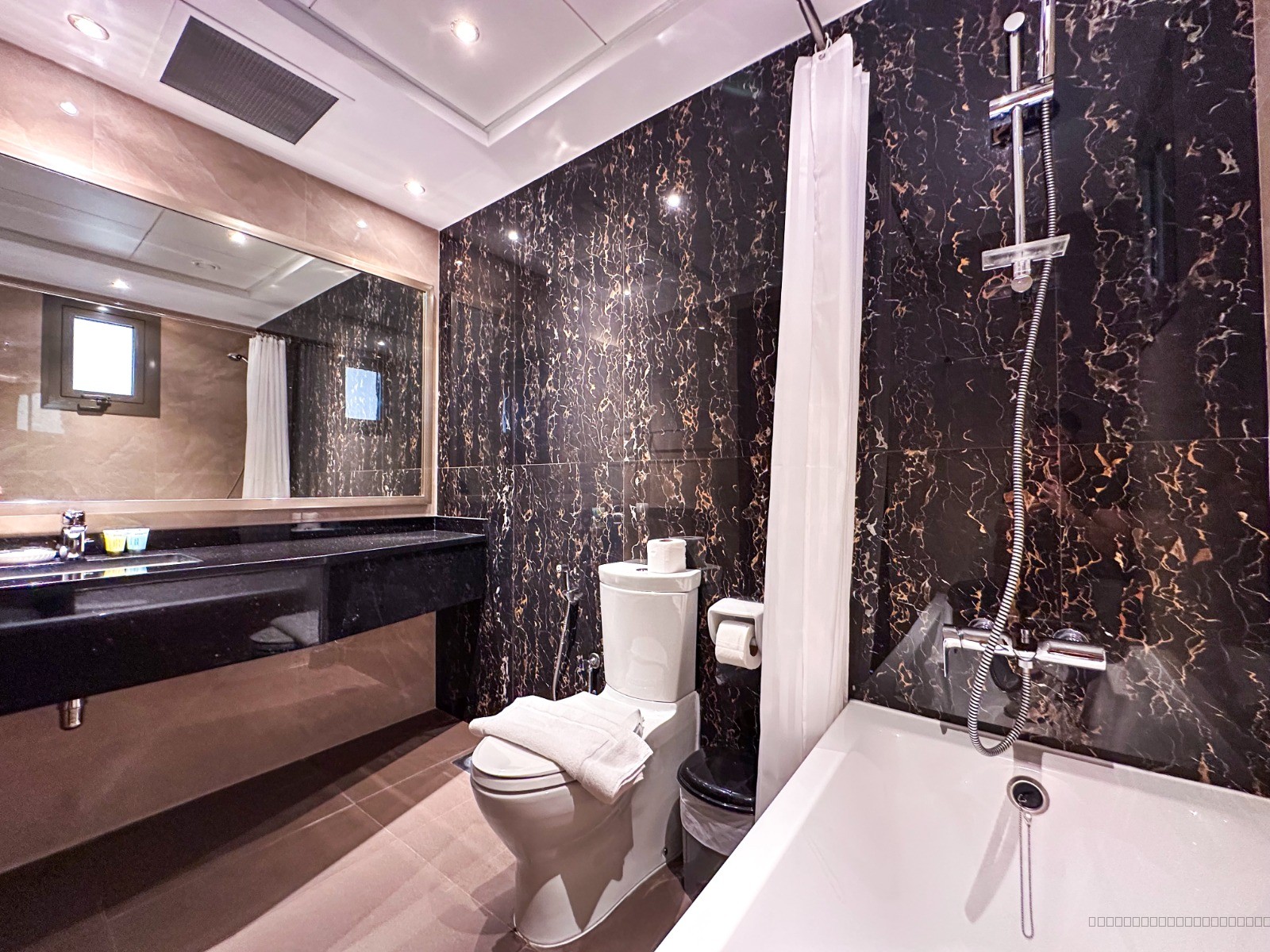 Prime 2BR with Burj Khalifa & Dubai Canal View - 5
