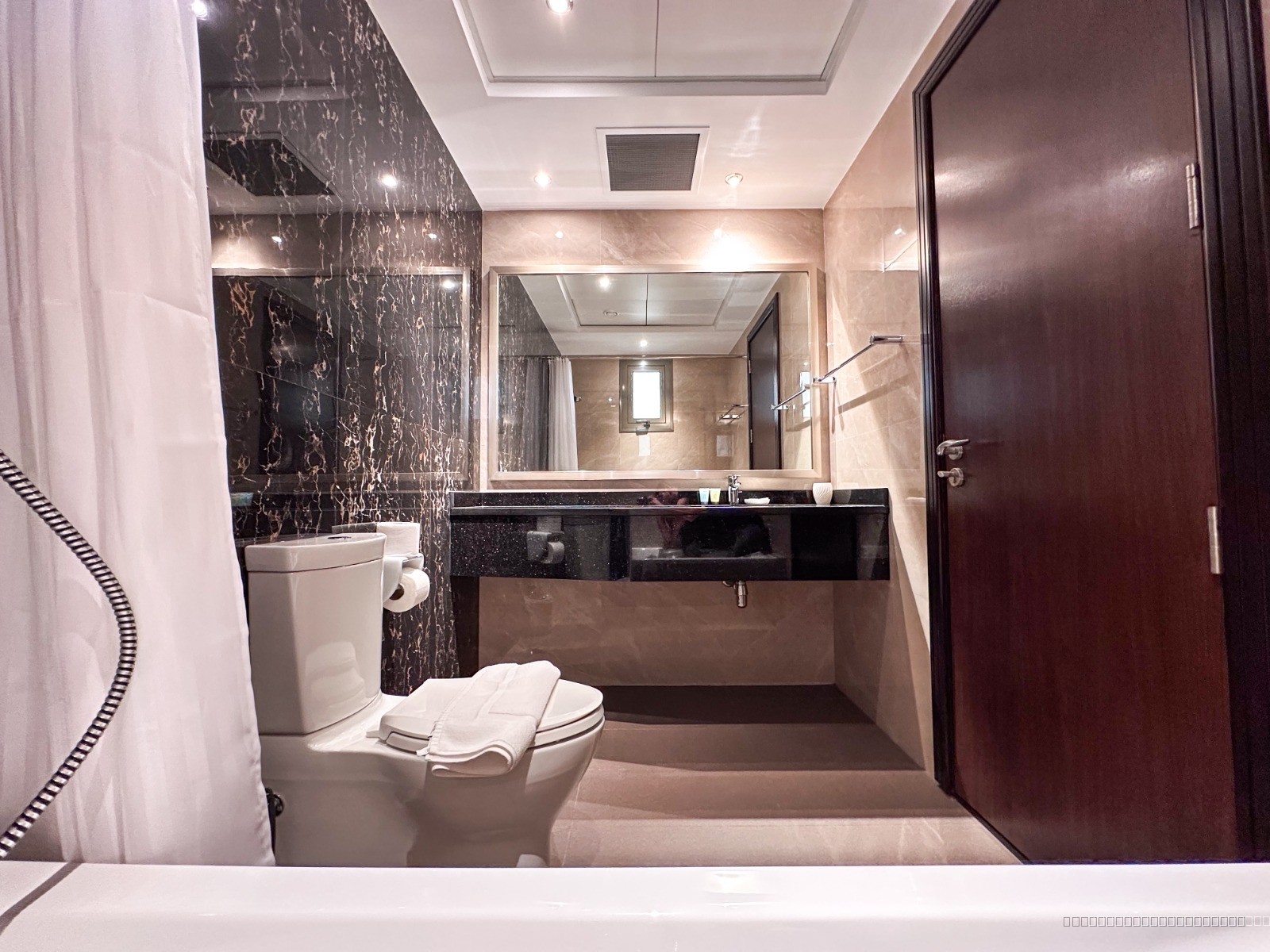 Prime 2BR with Burj Khalifa & Dubai Canal View - 16