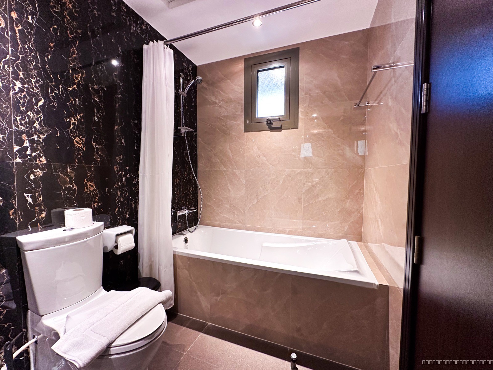 Prime 2BR with Burj Khalifa & Dubai Canal View - 19