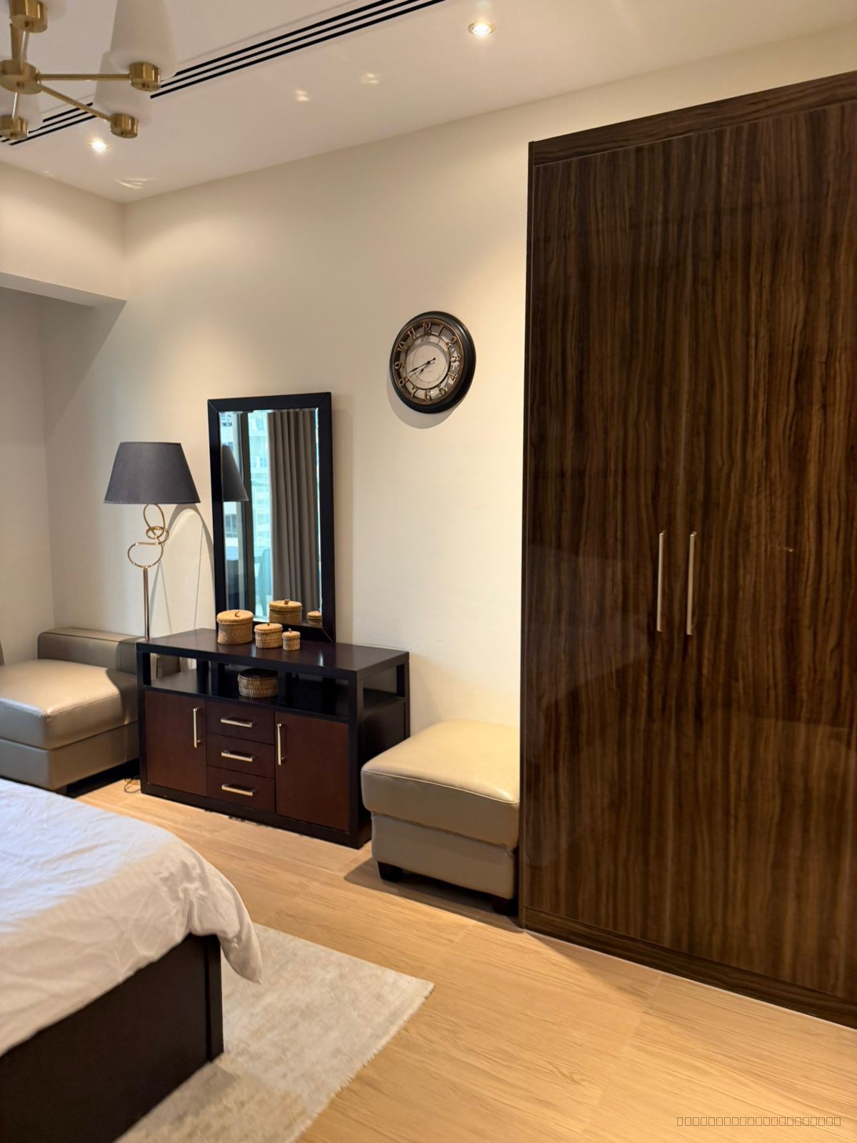 SPACIOUS BURJ VIEWS APARTMENT - 24